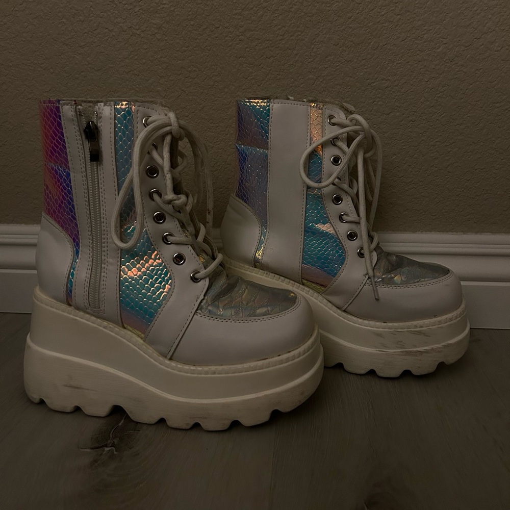 WHITE HOLOGRAPHIC PLATFORM BOOTS